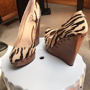Donald J Pliner sz 10 tiger print wedge